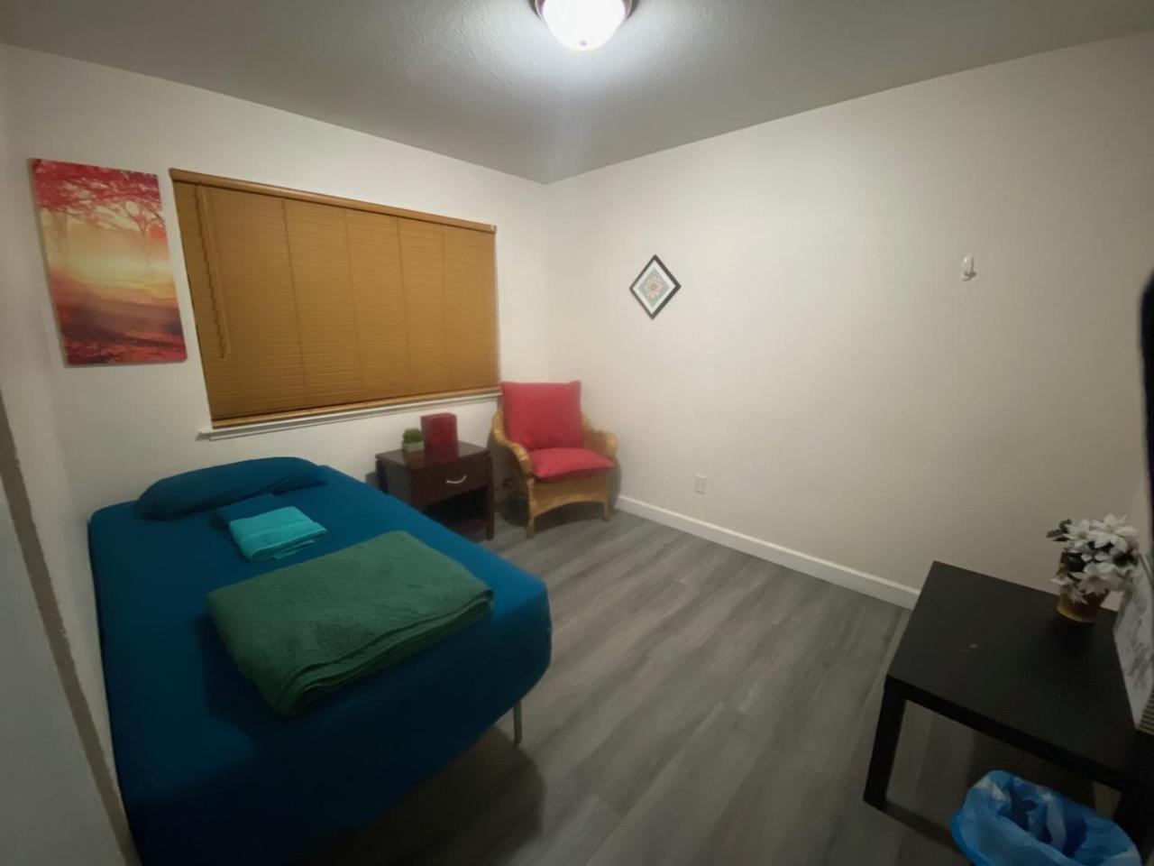 Whole Family - Wolfgram Hostel Elk Grove Bagian luar foto