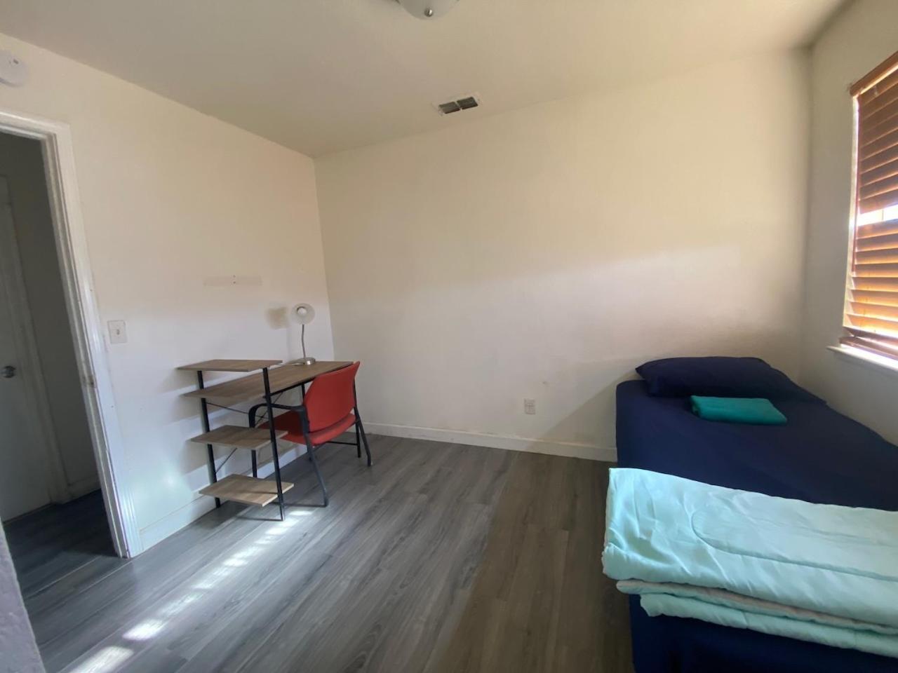 Whole Family - Wolfgram Hostel Elk Grove Bagian luar foto